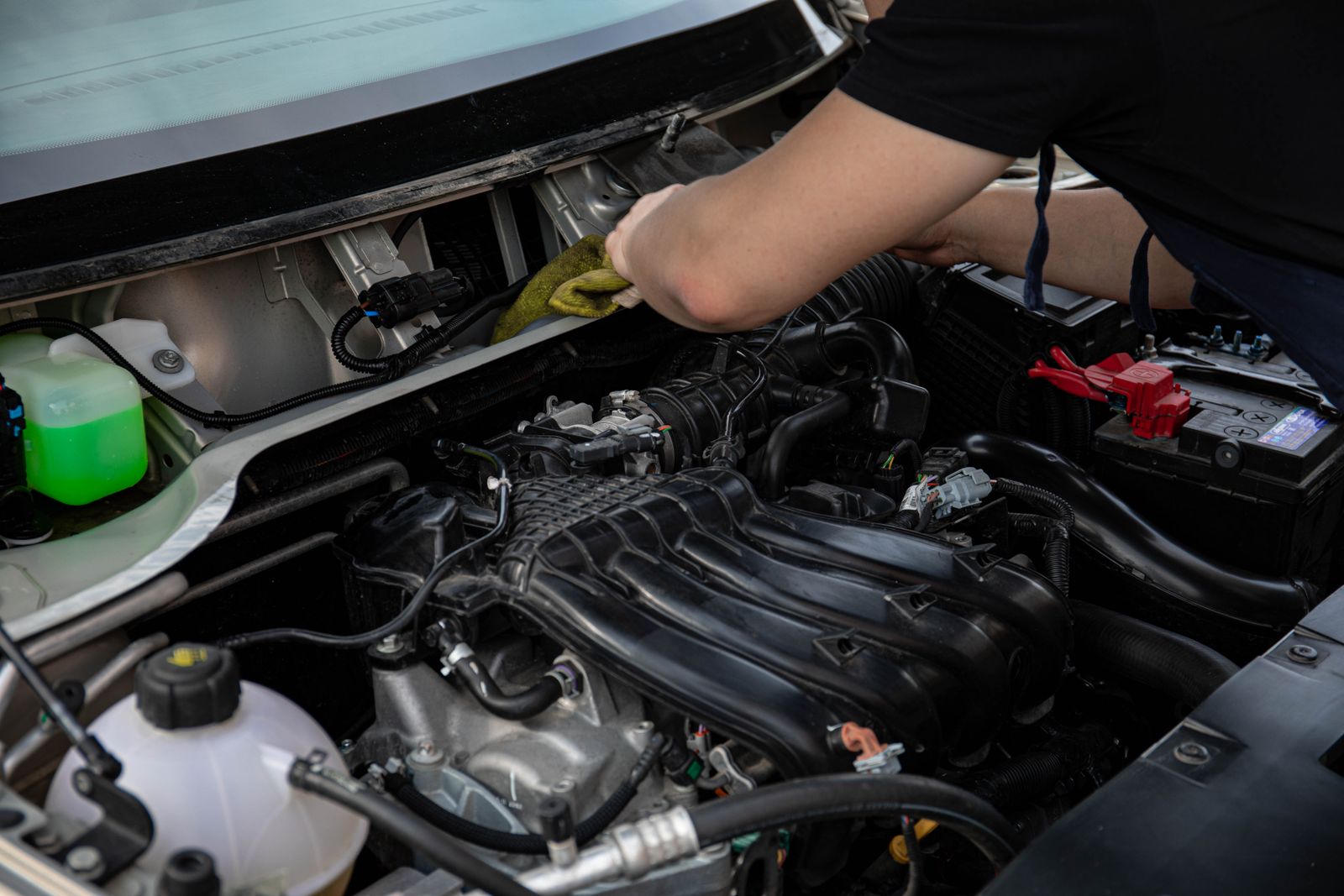 Mechaniker bei der Arbeit am Motorraum
